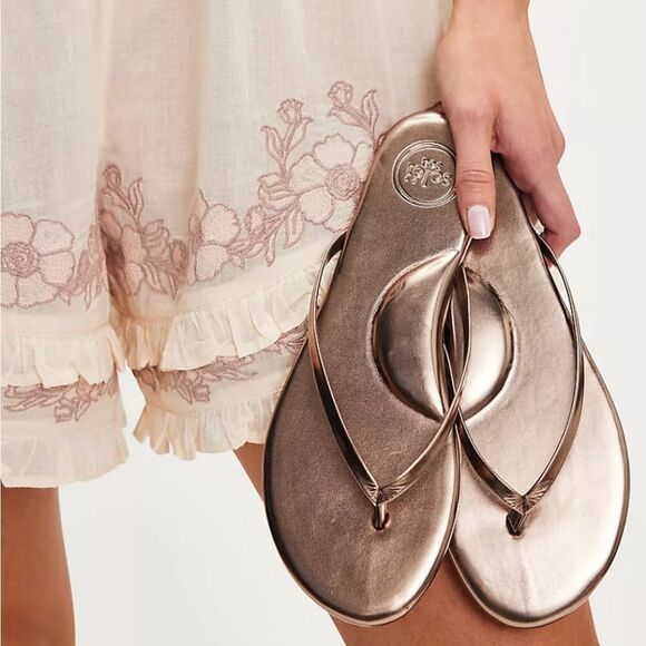 NWT Solei Sea Indie Flip-Flop Sandals in Metallic Pewter Sizes 8, 9, 10 - Picture 2 of 7